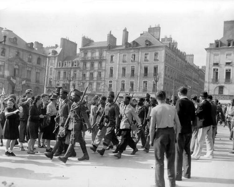 Libération de Rennes 4 août 1944 : http://www.wiki-rennes.fr/Fichier:Indigenes_defilant_1944.jpg