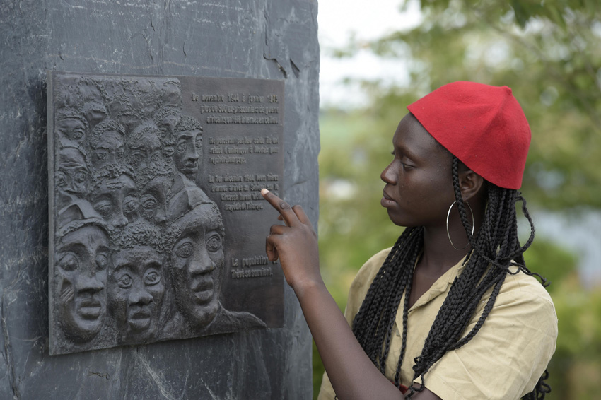 Une jeune Sénagalaise découvrant la stèle lors du camp de cet été. Photo Thierry Jeandot